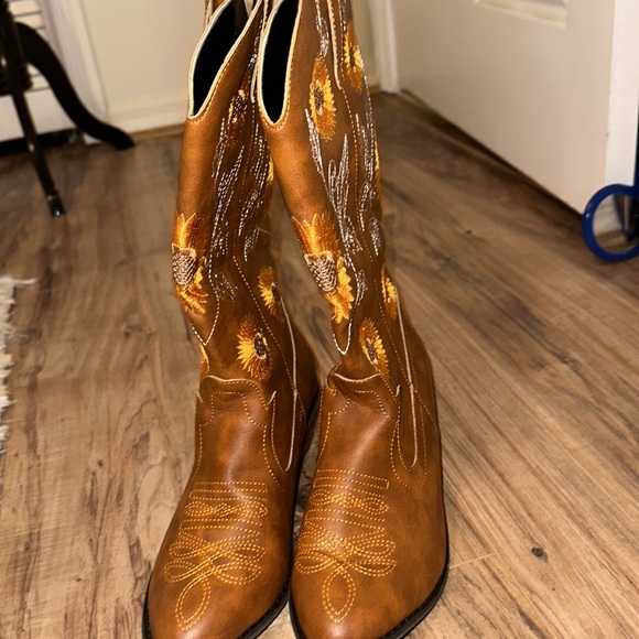 En Bloom Sunflower Mid-Calf
Cowboy Boots - Tan, Us9,5-10/Eu42 /... - Picture 9 of 14